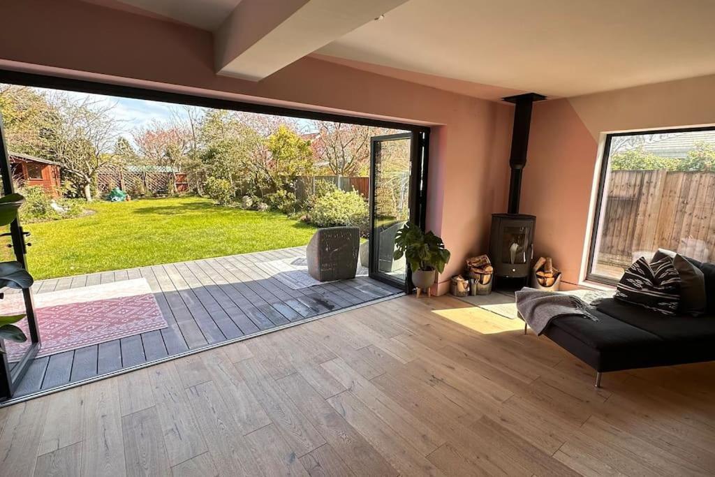 Formby, Spacious True Bungalow Steps From Beach Eksteriør billede