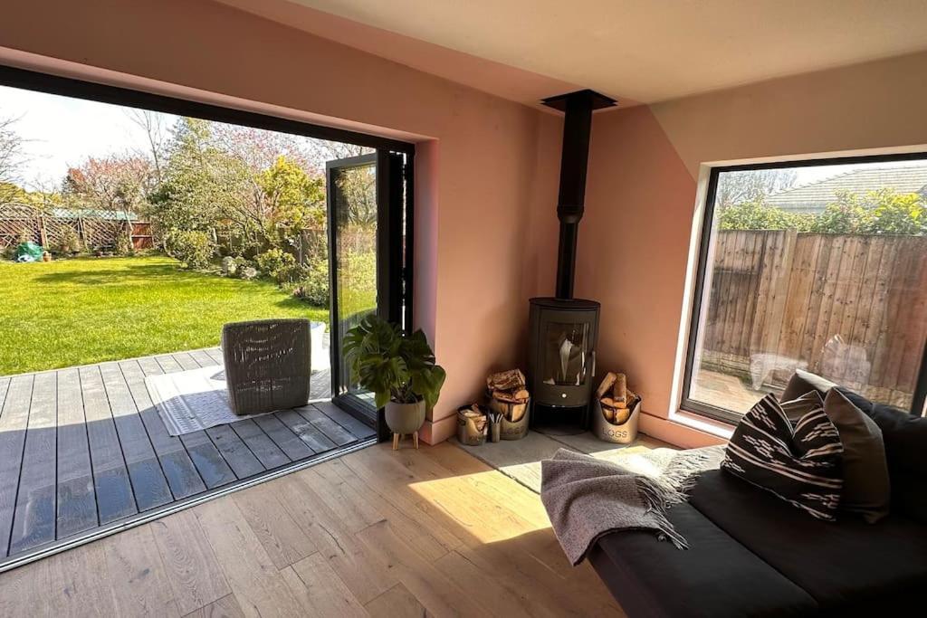 Formby, Spacious True Bungalow Steps From Beach Eksteriør billede